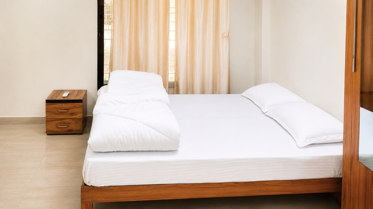 Meluha Motels Luxury Private AC Bedroom